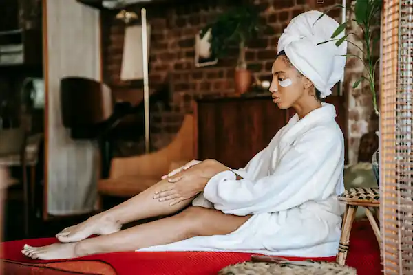 Der einladende Entspannungsbereich der Wellness-Lounge für die Beauty-Demo-Webiste