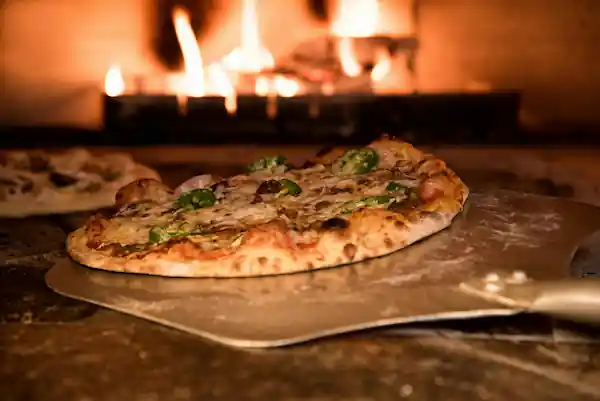 Frisch gebackene Pizza aus dem Holzofen des fiktiven Ristorante Amore Mio für die Gastro-Demo-Webiste erstellt von webdesign4you