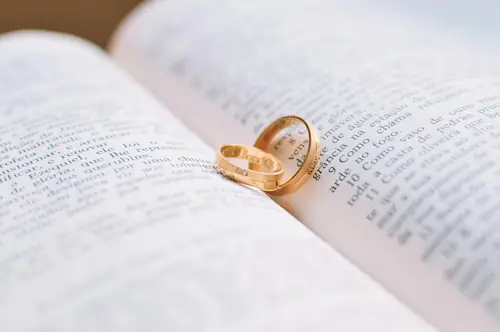 Ringe als Symbol für Liebe und individuelle Hochzeitsplanung mit webdesign4you