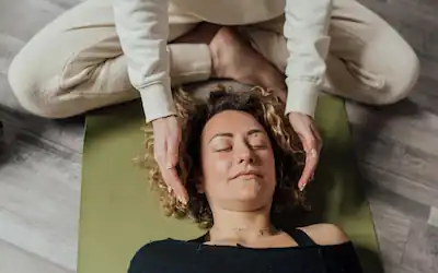 Reiki Workshop mit einer Energetikerin und einer Reiki-Teilnehmerin für die Energetik- und Esoterik-Demo-Website erstellt von webdesign4you
