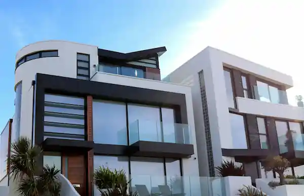 Foto von einer neu gestrichene Hausfassade in der Projekte-Sektion der professionell erstellen Website von webdesign4you