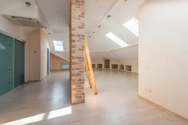 Foto von einem ausgebauten Dachgeschoss in der Projekte-Sektion der individuell erstellen Website von webdesign4you